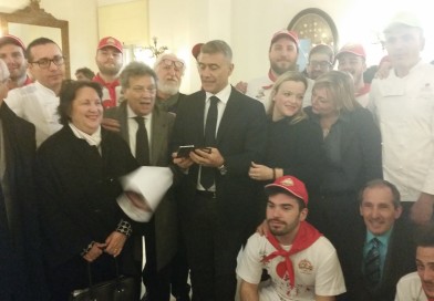 ARTE DEI PIZZAIOLI NAPOLETANI CONSEGNANO LE FIRME.